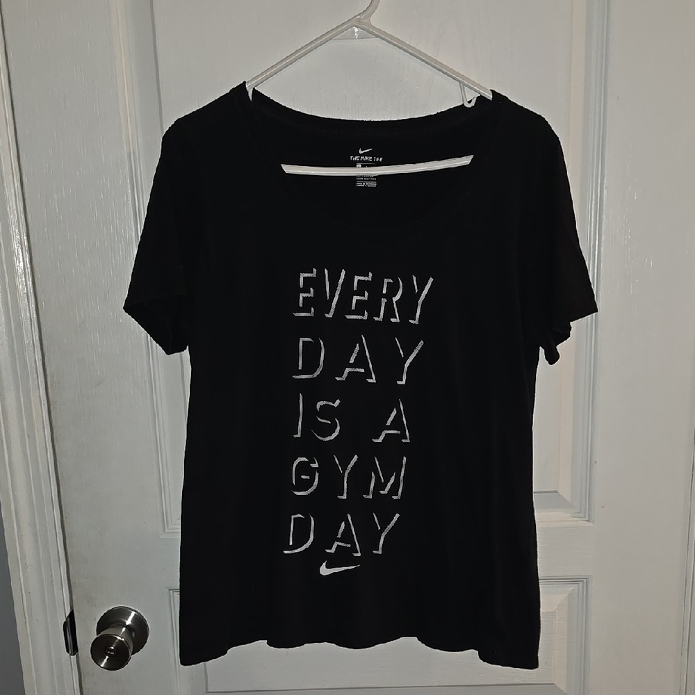 The Nike Tee Men's Large Black Short Sleeve Graphic Tee Shirt